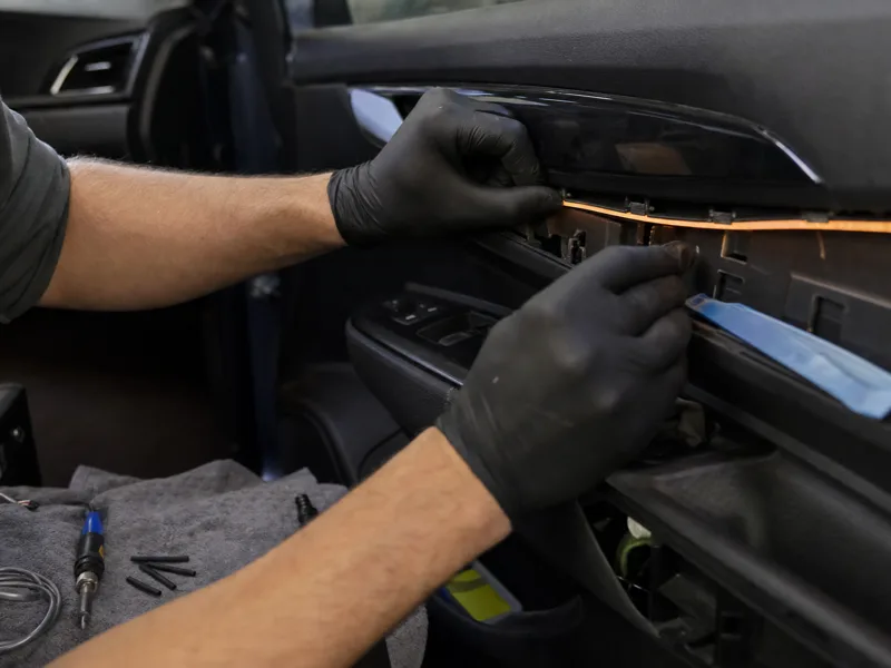 Контурная подсветка дверных карт автомобиля